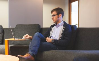 Un freelance qui travail depuis son domicile
