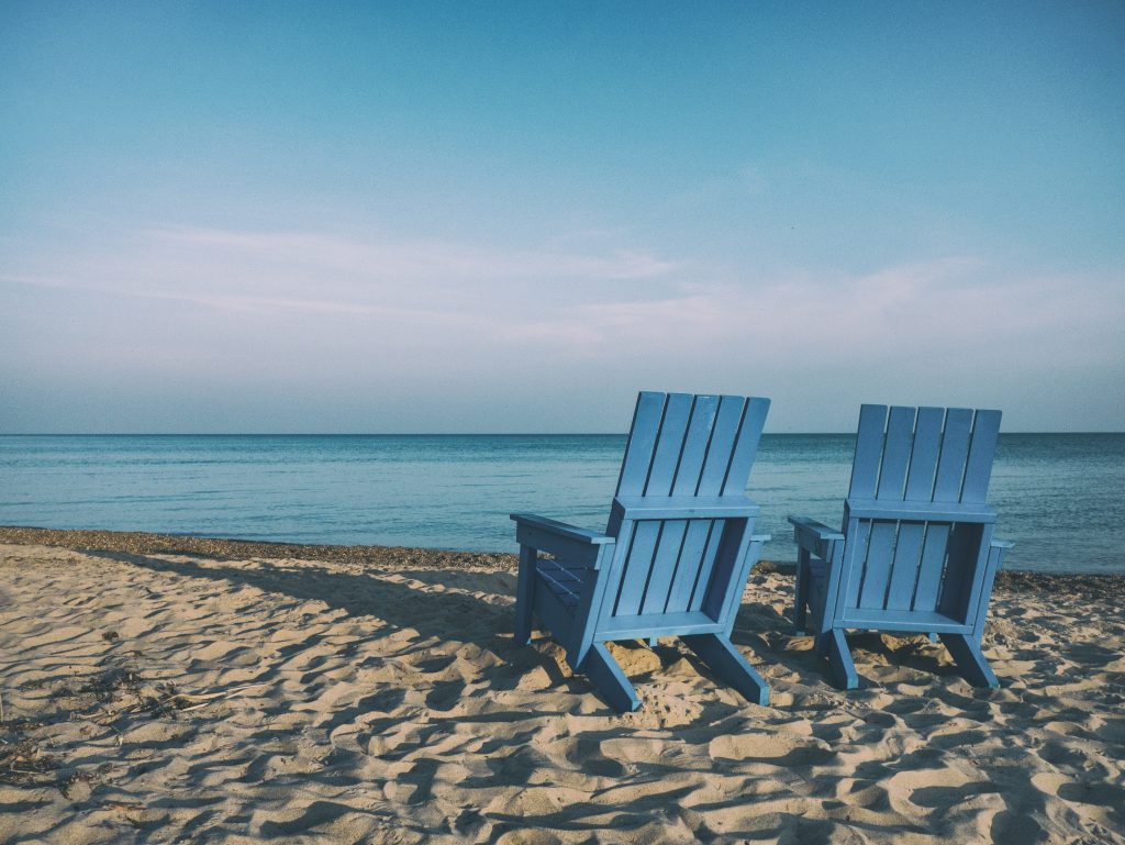 Deux chaises de détente sur la plage