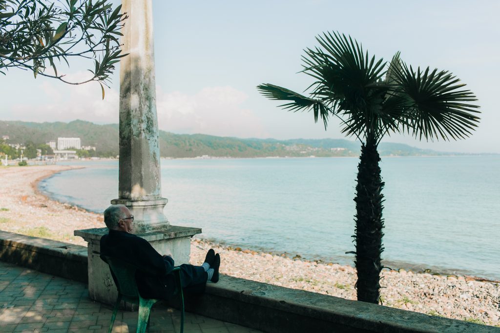 Personne âgée qui profite de la vue sur la mer