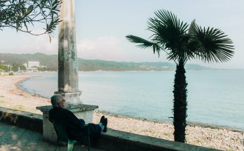 Personne âgée qui profite de la vue sur la mer