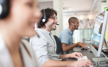 3 prestataires qui travaillent sur leur ordinateur