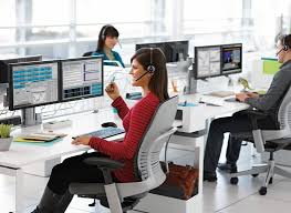 femme assise devant un bureau avec un casque téléphone