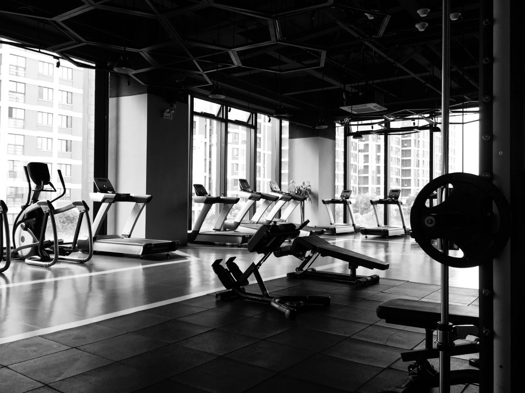 Salle de sport avec matériel de musculation