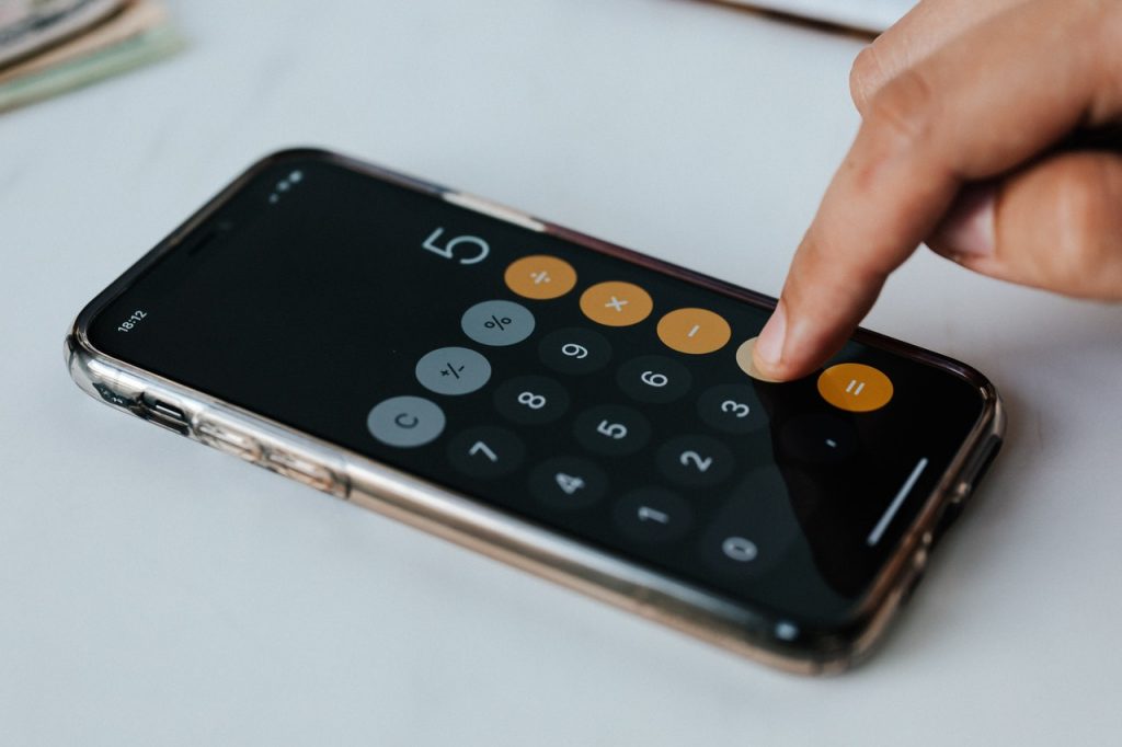 personne qui utilise la calculatrice d'un smartphone